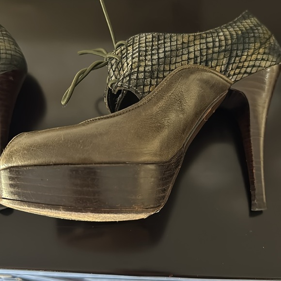 Stuart Weitzman platform army green and gray peep toe pumps - Picture 5 of 7